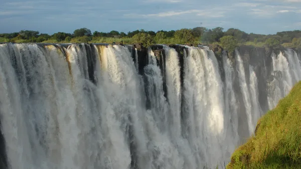 Chutes Victoria en pleine puissance, rideau d'eau sur toute la faille