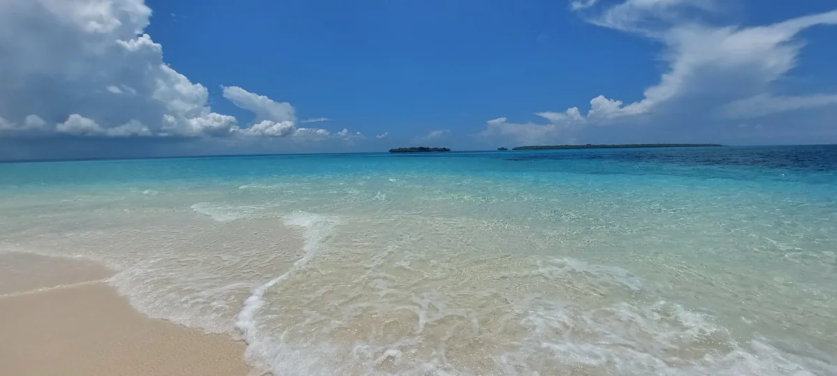 Plage de sable blanc et lagon turquoise à Zanzibar