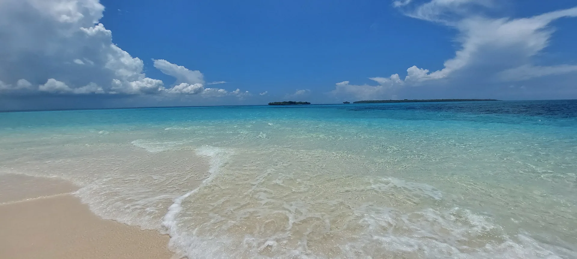 Plage de sable blanc et lagon turquoise à Zanzibar
