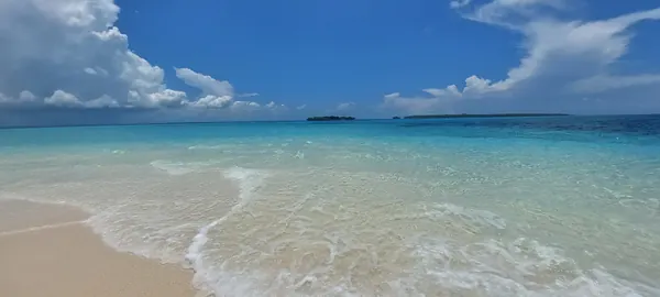 Plage de sable blanc et lagon turquoise à Zanzibar